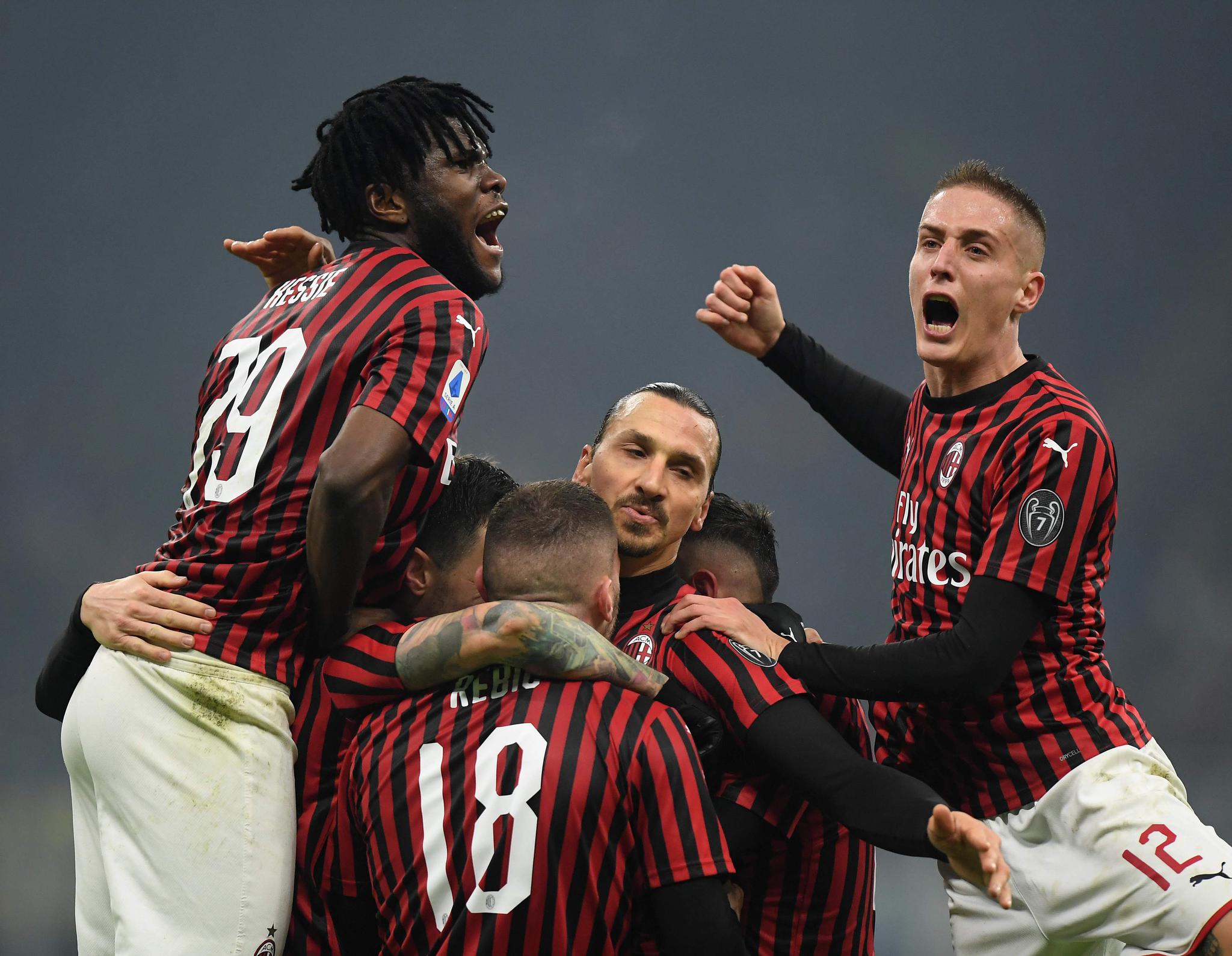 开云体育官网-从AC米兰今晚调整名单到话题不断，曼联围绕欧联防线松动